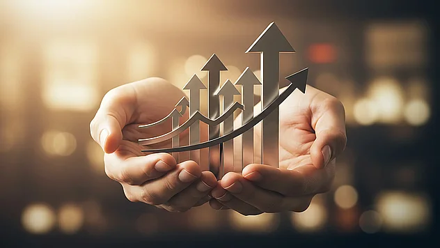 Hände halten mehrere nach oben gerichtete Pfeile mit ansteigender Kurve als Symbol für strategisches Wachstum, neue Chancen und stärkere Resilienz von Unternehmen.