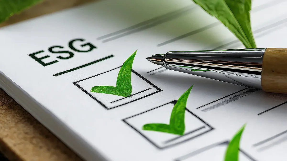 ESG-Checkliste mit grünen Häkchen und Stift vor grünen Blättern als Symbol für gelebte ökologische und soziale Verantwor