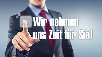 Businessperson im Anzug zeigt nach vorne, dazu der Text "Wir nehmen uns Zeit für Sie" als Symbol für persönliche und kundenorientierte Beratung.
